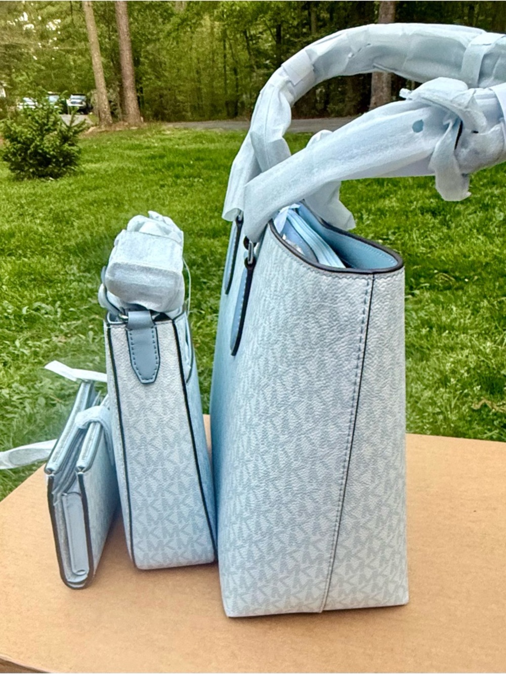 Michael Kors Baby Blue Signature Tote Set with Wristlet & crossbody - Picture 3 of 11
